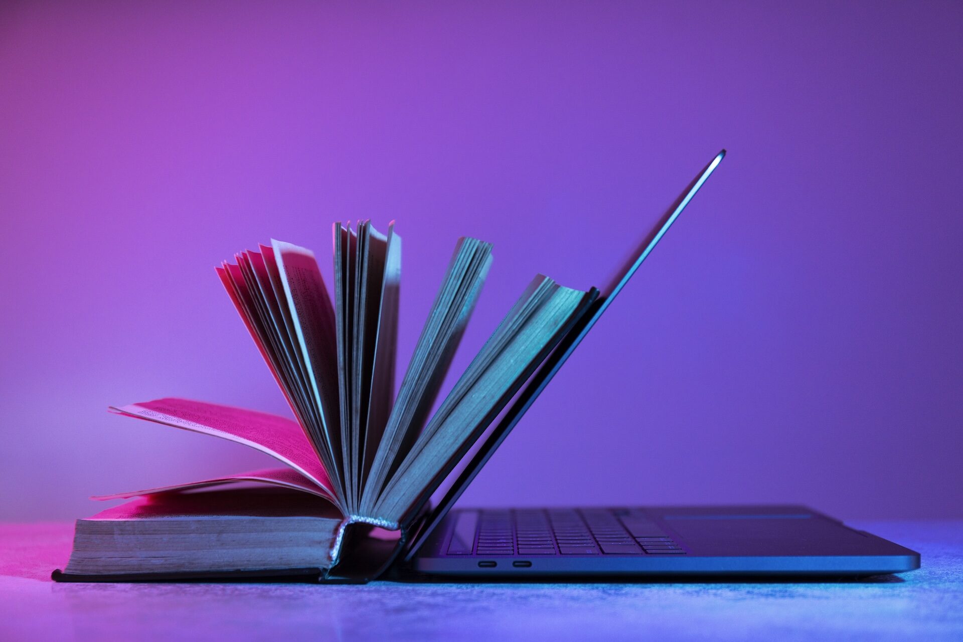 natureza-morta-de-livros-versus-tecnologia