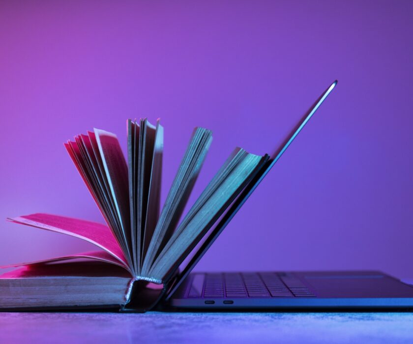 natureza-morta-de-livros-versus-tecnologia